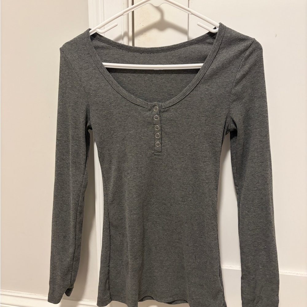 Y2K, 2016 vibes grey  henley top, never worn before.